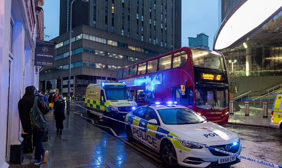 młynek do zioła w kształcie granatu